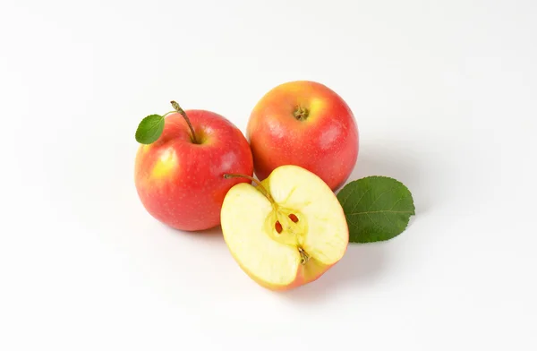 Zweieinhalb Äpfel — Stockfoto