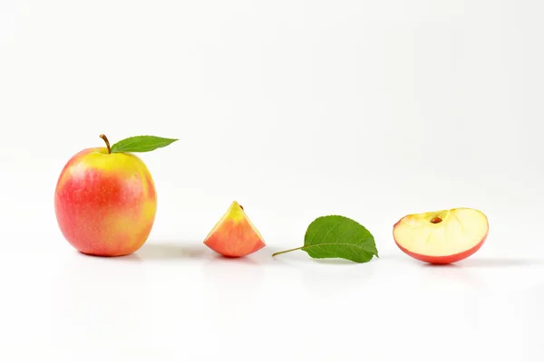 Одно яблоко и два четвертака — стоковое фото