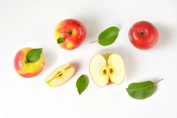 Ganze und geschnittene Äpfel — Stockfoto