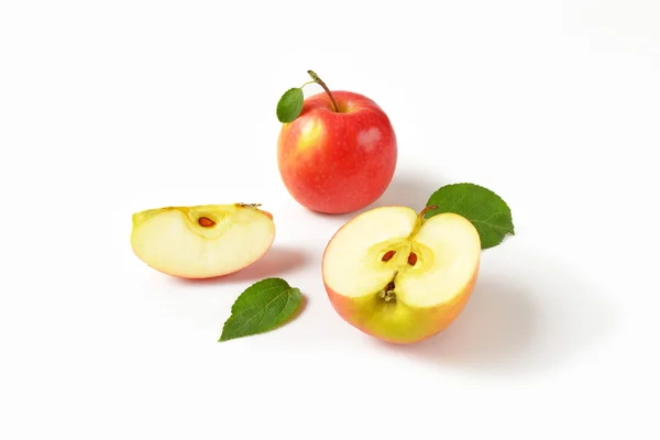 Hela och skär äpplen — Stockfoto