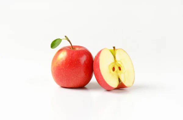Полтора яблока. — стоковое фото