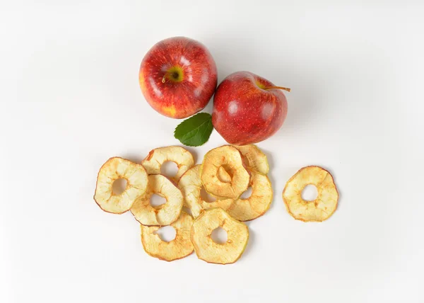Dos manzanas enteras y anillos de manzana secos — Foto de Stock