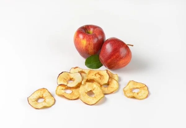 Två hela äpplen och torkade äppelringar — Stockfoto