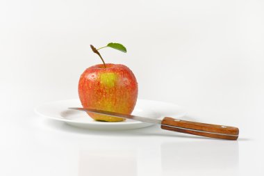 plaka üzerinde yıkanmış Kırmızı elma