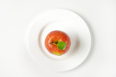 plaka üzerinde yıkanmış Kırmızı elma