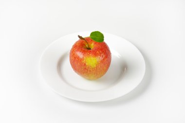 plaka üzerinde yıkanmış Kırmızı elma