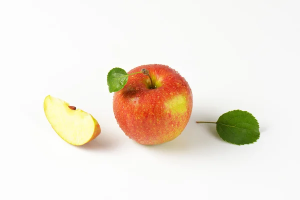 Ein ganzer Apfel und ein Viertelstück — Stockfoto
