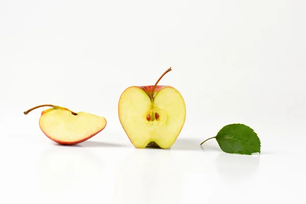 Свежий яблоко половина и четверть — стоковое фото