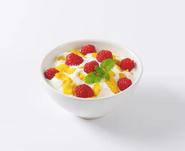 Yoghurt with raspberries  and cornflakes — Stock Photo, Image