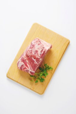 pişmemiş domuz eti