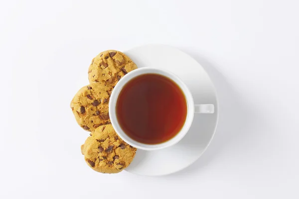 Tea and chocolate chip cookies — Stock Photo, Image