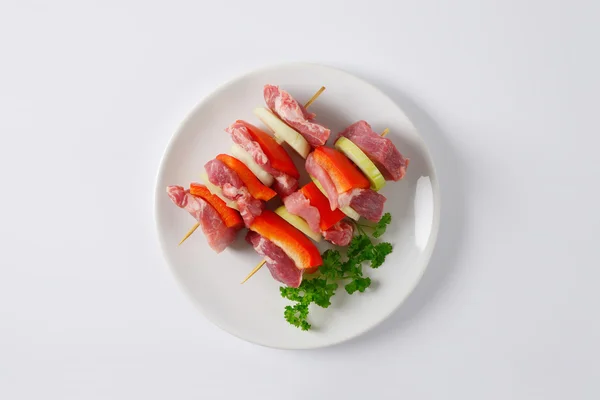 Brochettes de porc cru — Photo