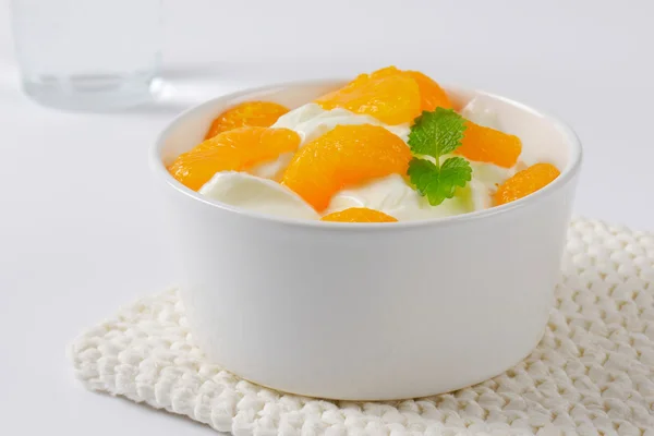 Sour cream with canned tangerine pieces — Stock Photo, Image