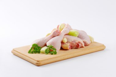 Çiğ tavuk bacağı.