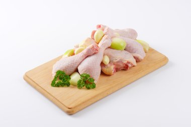 Çiğ tavuk bacağı.