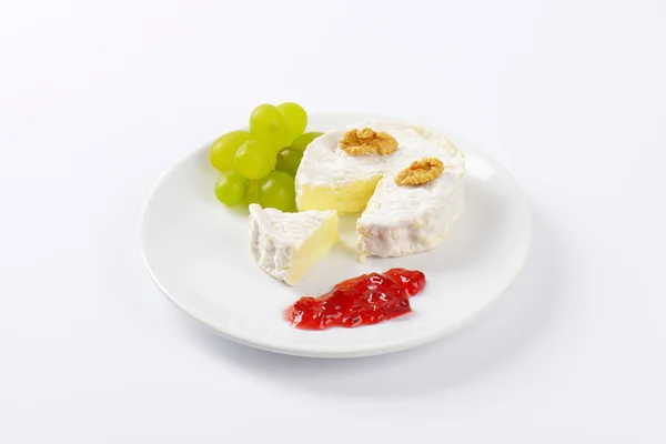 Queijo brie com nozes, uvas e compota — Fotografia de Stock