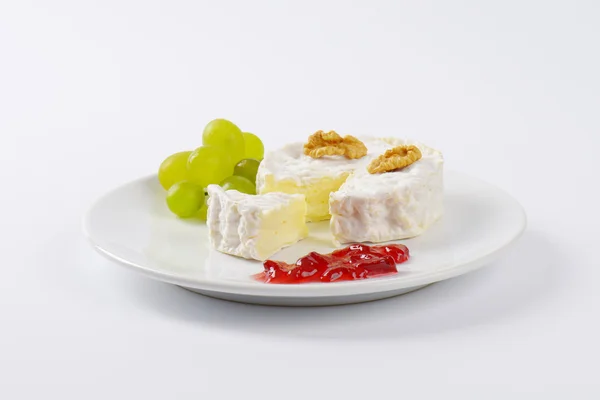 Brie cheese with walnuts, grapes and jam — Stock Photo, Image