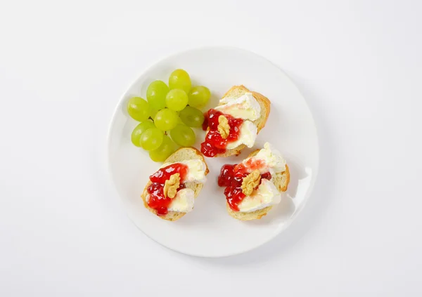 Canapes with brie — Stock Photo, Image