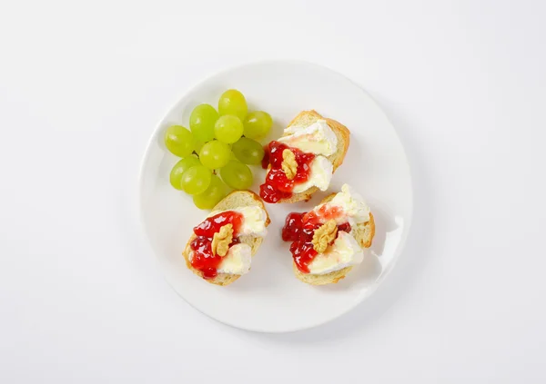 Canapés con brie —  Fotos de Stock