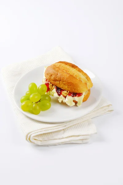 Baguete com queijo brie — Fotografia de Stock