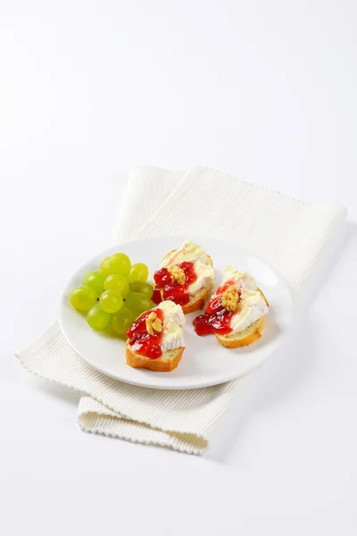 Canapes with brie — Stock Photo, Image