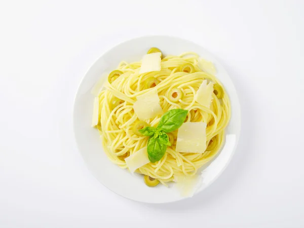 Spaghetti con olive tagliate a fette e parmigiano — Foto Stock