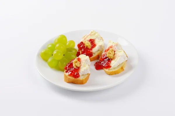 Canapes with brie — Stock Photo, Image