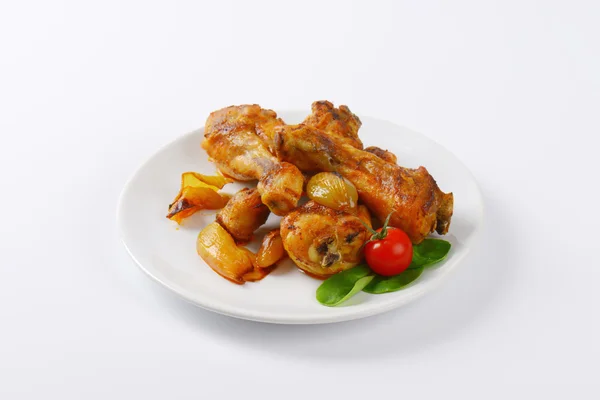 Benen van de gebraden kip en groenten — Stockfoto