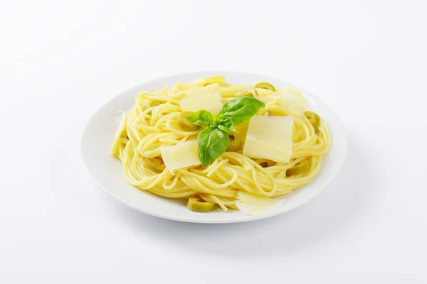 Spaghetti con olive tagliate a fette e parmigiano — Foto Stock