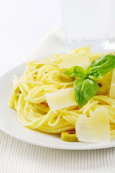 Spaghetti with sliced olives and parmesan — Stock Photo, Image