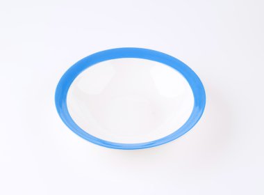 Beyaz ve mavi çorba tabağı