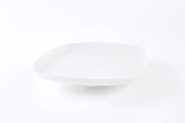 Белая квадратная тарелка — стоковое фото