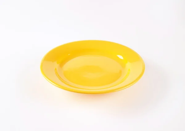 Желтая тарелка — стоковое фото