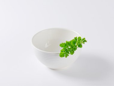 Beyaz kase taze maydanoz
