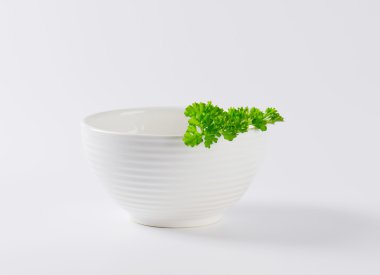 Beyaz kase taze maydanoz