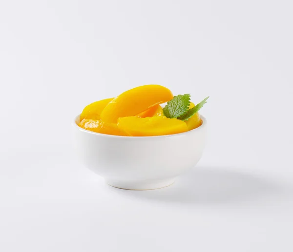 Консерви персика скибочки — стокове фото