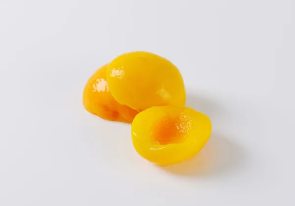 Konserverad persika halvor — Stockfoto