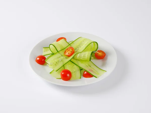 Fines tranches de concombre et tomates cerises — Photo