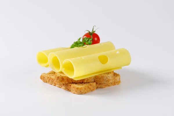 Pão com queijo emmenthaler — Fotografia de Stock