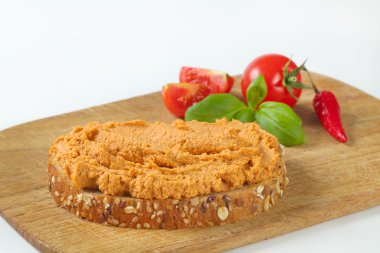 Dilim ekmek vejetaryen ile yayıldı