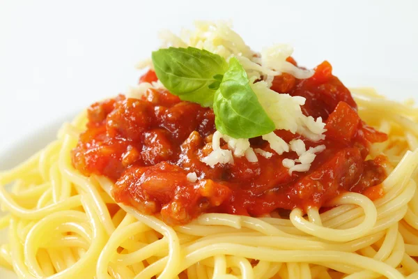 Špagety s masem založené rajčatovou omáčkou — Stock fotografie