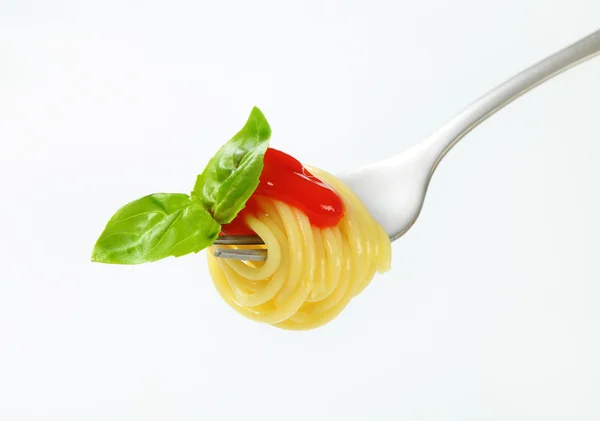 Spaghetti met ketchup op vork — Stockfoto