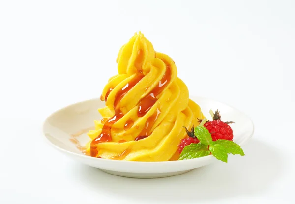 Swirl of yellow cream — Stock Photo, Image