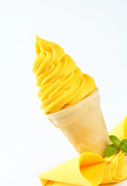 Soft-Serve-Eistüte — Stockfoto