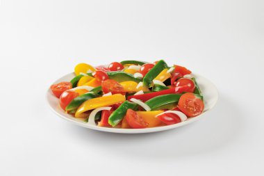 Karışık taze biber ve domates salatası