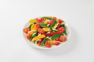Karışık taze biber ve domates salatası