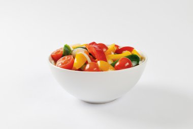 Karışık taze biber ve domates salatası