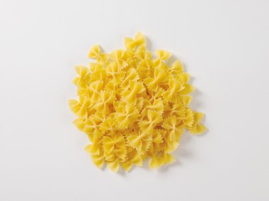 Pişmemiş farfalle makarna