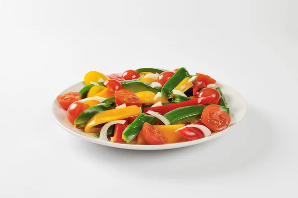 Čerstvá míchaná papriky a rajčatový salát — Stock fotografie