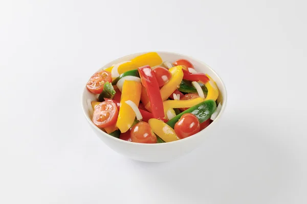 Karışık taze biber ve domates salatası — Stok fotoğraf
